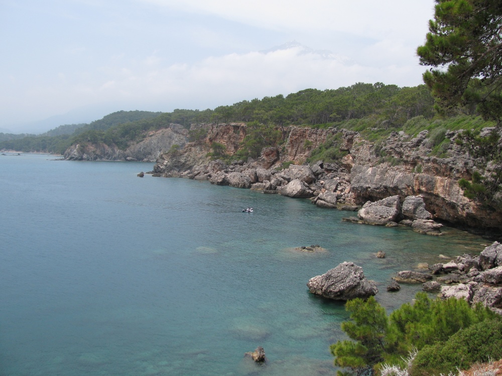 Обрывистые скалистые берега средиземноморского побережья
